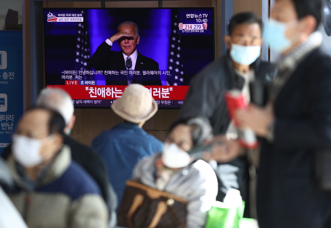 ▲8일 서울역을 찾은 시민들이 미국 대선에서 승리한 민주당 조 바이든 대통령 당선인의 승리 연설 생중계를 시청하고 있다. (연합뉴스)