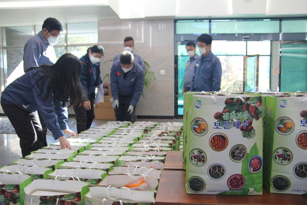 ▲㈜한화 보은사업장이 보은군 농가를 위해 대추 1.2톤, 사과 2.8톤 등 약 6000만 원 상당의 지역 농산물을 대량 구매했다. (사진제공=㈜한화)