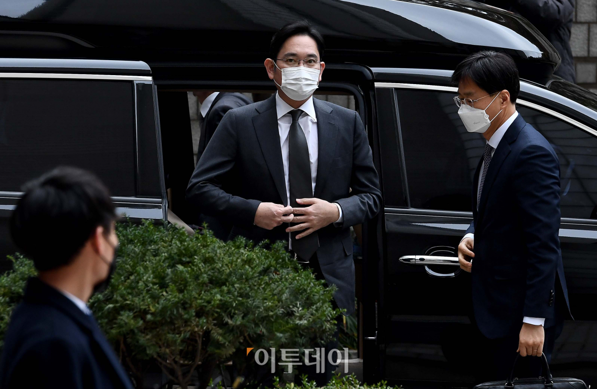 ▲이재용 삼성전자 부회장이 9일 서울 서초구 서울고등법원에서 열린 ‘국정농단’ 파기환송심 재판에 출석하고 있다. 신태현 기자 holjjak@