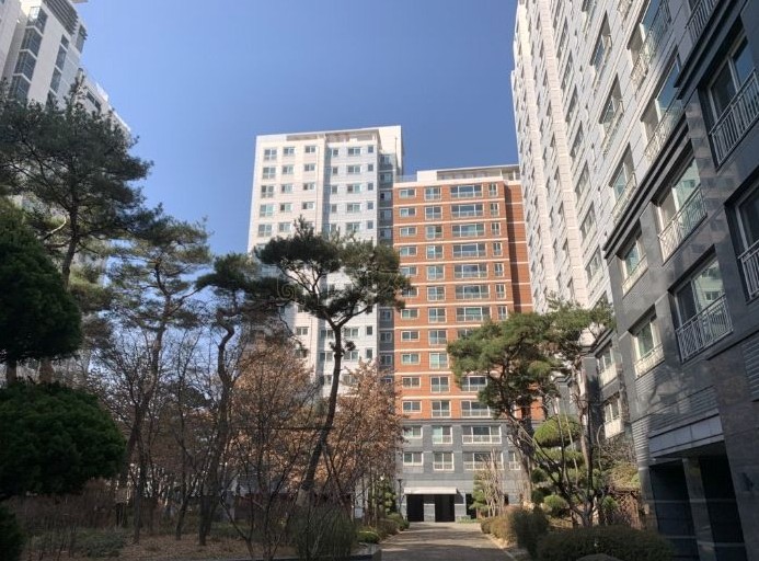 ▲경기 안양시 동안구 평촌동 75-1 평촌e편한세상 아파트. (사진 제공=지지옥션)