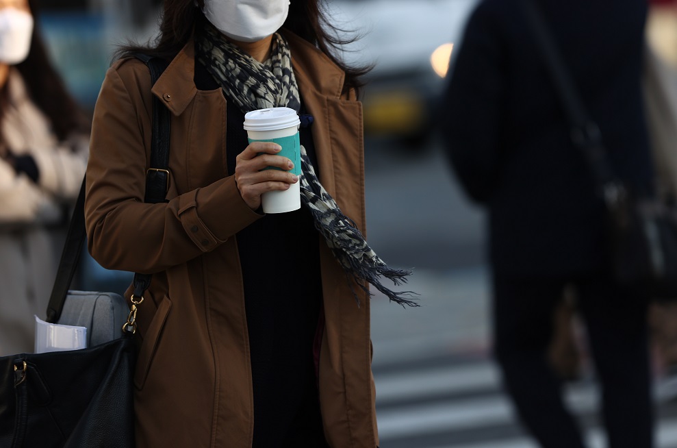 ▲아침 기온이 큰 폭으로 떨어진 9일 서울 광화문네거리를 지나는 시민들이 두꺼운 옷차림으로 출근하고 있다. (연합뉴스)