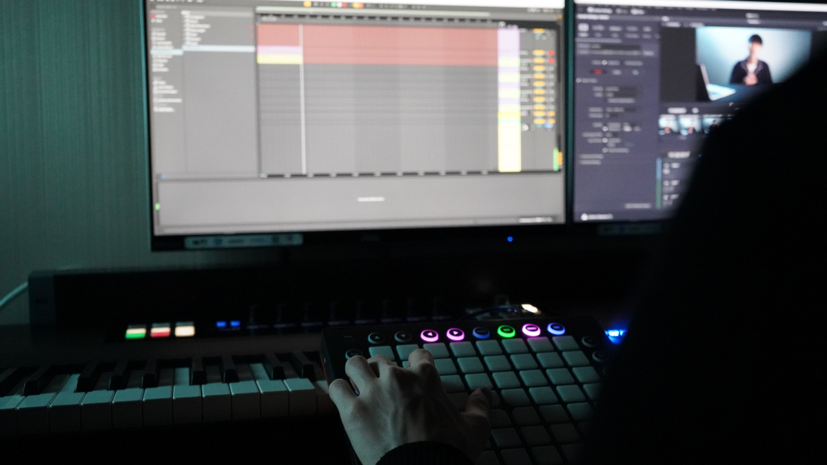 ▲정두희 씨가 음악 작업을 하고 있는 모습. 정두희 씨는 "처음에는 연주 영상을 보관하려는 생각으로 업로드했는데, 페이스북에 업로드했던 영상이 대중의 관심을 받으며 본격적으로 유튜브를 시작하게 됐다"고 말했다. (사진제공=유튜버 'Imdoong임둥')