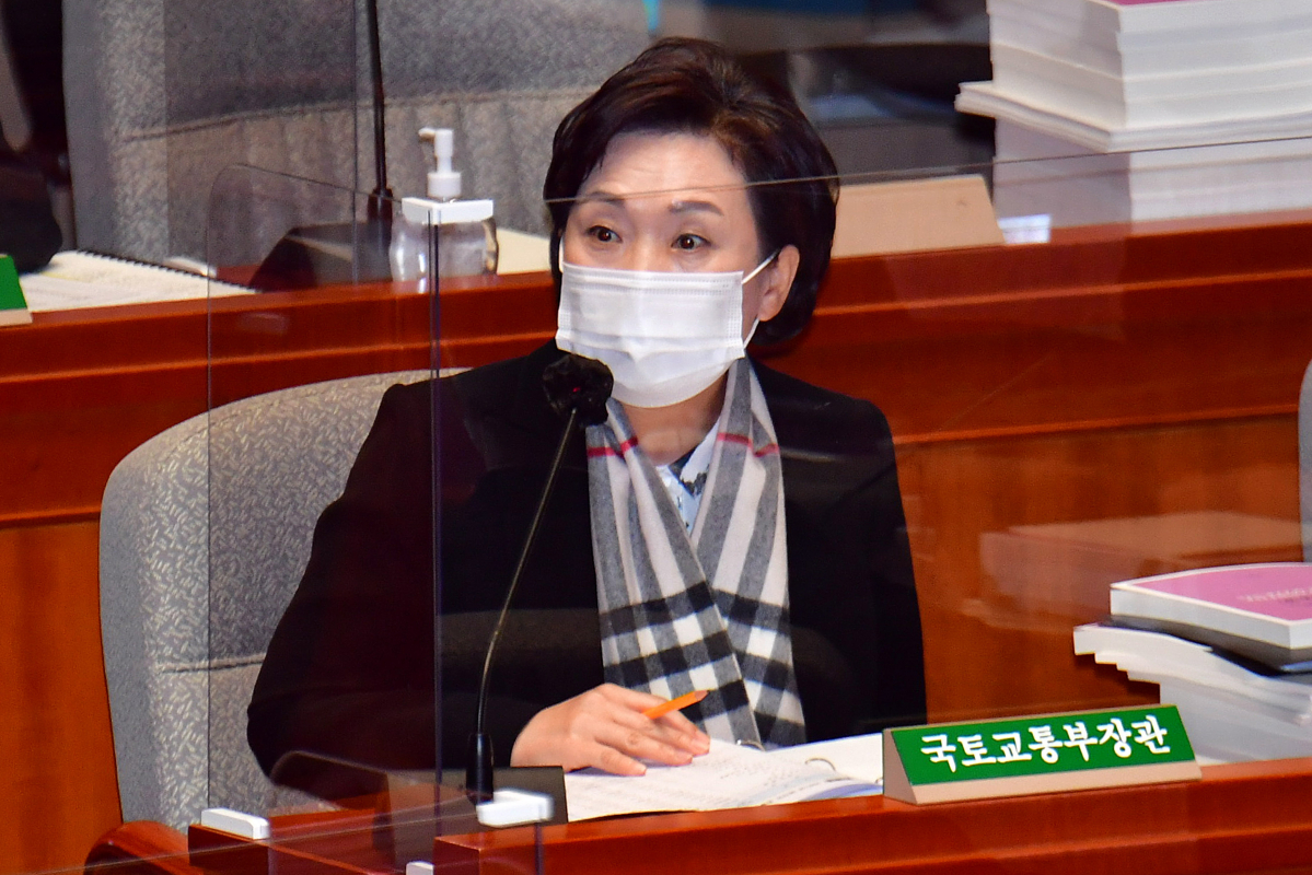 ▲김현미 국토교통부 장관이 9일 국회에서 예산결산특별위원회 전체회의에서 질의에 답변하고 있다. 2020.11.09. (뉴시스)