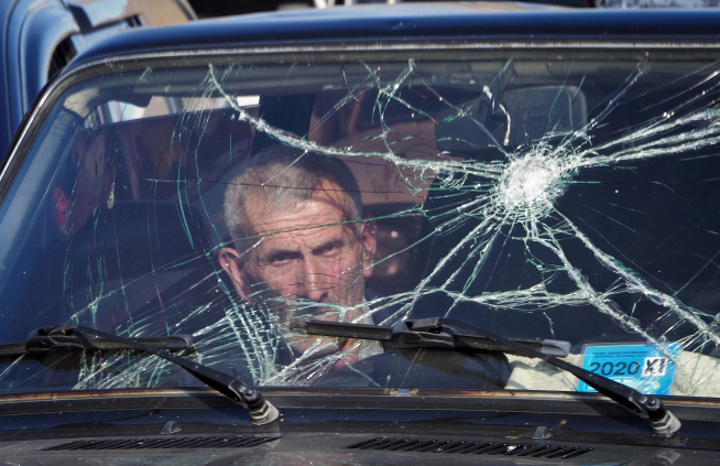 ▲나고르노-카라바흐 지역의 한 남성이 8일(현지시간) 아르메니아로 탈출하기 위해 창문에 금이 간 자동차를 운전하고 있다. 아르메니아와 아제르바이잔은 9일 4번째 휴전 합의를 맺었다. 나고르노-카라바흐/AP뉴시스