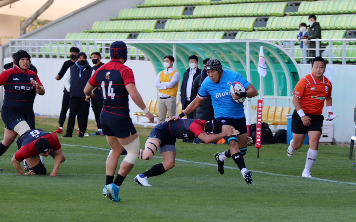 ▲현대글로비스 럭비단이 지난 10일 인천 남동아시아드 럭비경기장에서 열린 ‘2020 코리안 럭비 챔피언십’ 대회에서 한국전력을 34대 19로 이기고 우승을 차지했다. 현대글로비스 김요한 선수가 상대 수비진을 제치고 돌파하고 있다.  (사진제공=현대글로비스)