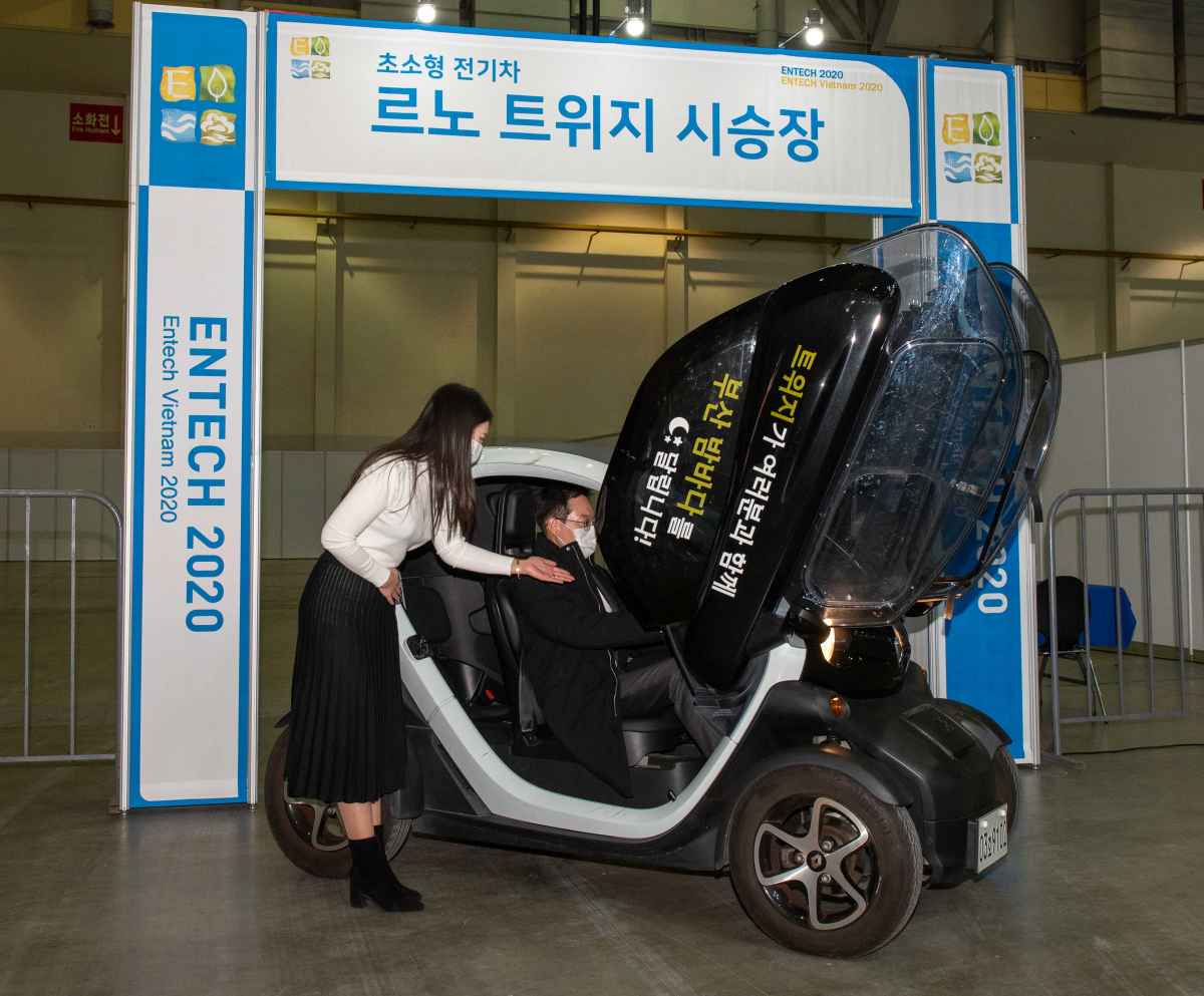 ▲‘2020 국제환경에너지산업전(ENTECH 2020)’ 방문객이 트위지를 시승해보고 있다. (사진제공=르노삼성차)