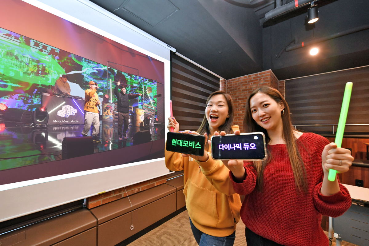 ▲현대모비스 직원들이 화상으로 공연을 관람하고 있다. (사진제공=현대모비스)