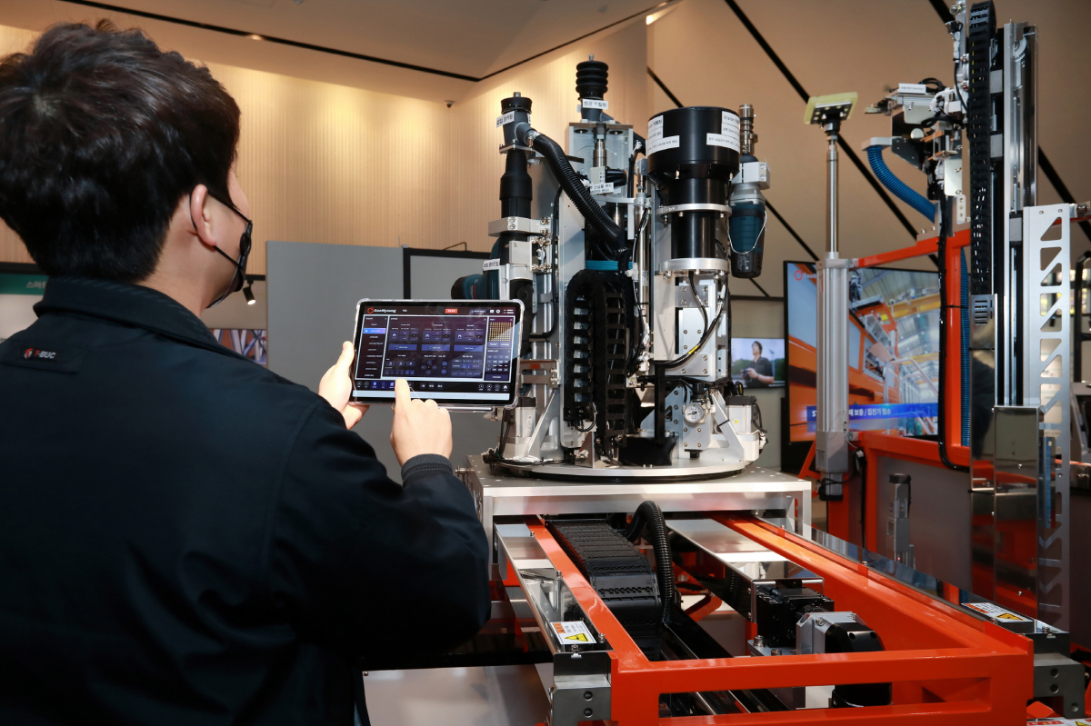 ▲현장에서 활용하는 상부 천공 자동화기기 시연 모습. 기존의 상부 천공 작업은 사람이 직접 수행하던 고위험군 작업이었으나, 이제는 로봇으로 대체해 태블릿 PC로 작업 수행이 가능하다. (사진제공=삼성물산)