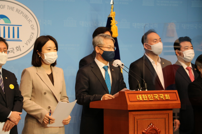 ▲11일 오전 국회 정론관에서 민형배 더불어민주당 의원(가운데) 등이 기자회견을 열어 ‘그린뉴딜 기본법’을 발의한다고 밝혔다.  (사진제공=민형배 의원실)