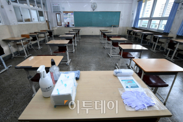 ▲여의도 한 고등학교 3학년 교실에 방역용품이 놓여 있다. (신태현 기자)