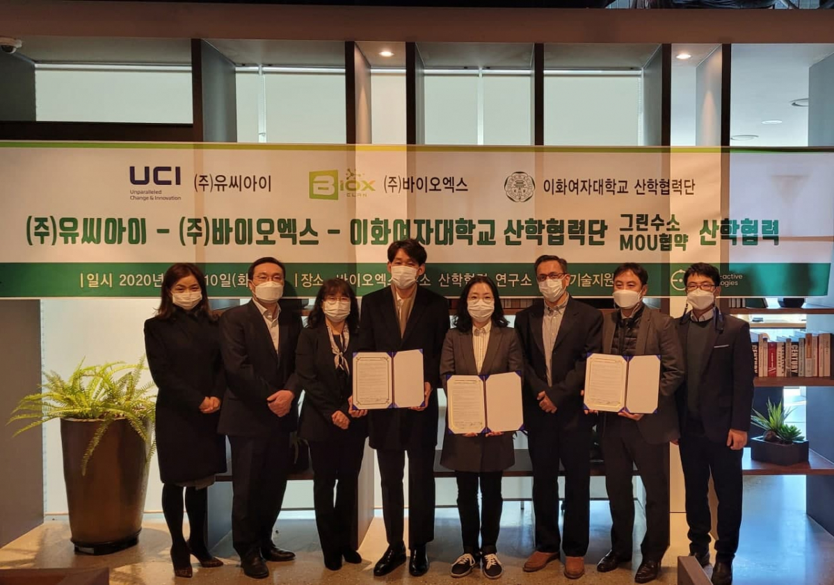 ▲이화여대 산학협력단, 바이오엑스, UCI, EAT 연구소가 ‘수소생성 시스템의 한국 현지화 및 상용화’를 위한 산학연 업무협약을 체결했다. 좌측부터 바이오엑스 김은화 이사, 바이오엑스 정대열 최고기술책임자(CTO),이화여대 환경공학과 조경숙 교수, 유씨아이 김병양 대표, 이화여대 산학협력단 배현아 부단장, EAT Borole 최고기술책임자(CTO), 바이오엑스 이호준 대표, 바이오엑스 한광민 부장 (사진제공=UCI)