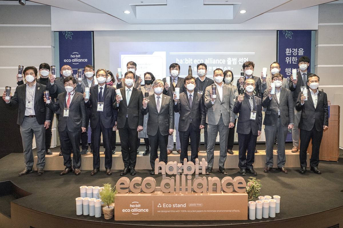 ▲11일 SKT 서울 을지로 본사 수펙스홀에서 환경부, 외교부, 서울시, 수원시, SKT, 스타벅스코리아, 달콤 등 총 23개 ‘정부 · 지자체 · 커피 전문점 · 기관 · 기업 등이 대규모 민관 연합체ha:bit eco alliance(해빗 에코 얼라이언스)’ 출범식을 열었다. (사진제공=SKT)