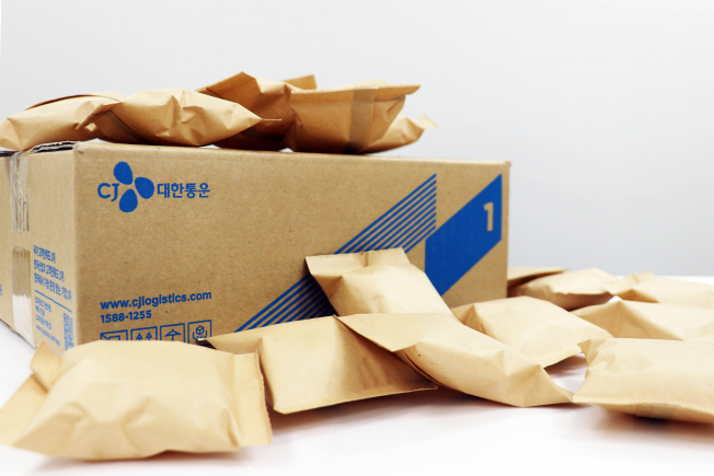 ▲ CJ대한통운이 무림페이퍼, 효원기계와 공동으로 개발한 친환경 종이 완충재. (사진제공=CJ대한통운)