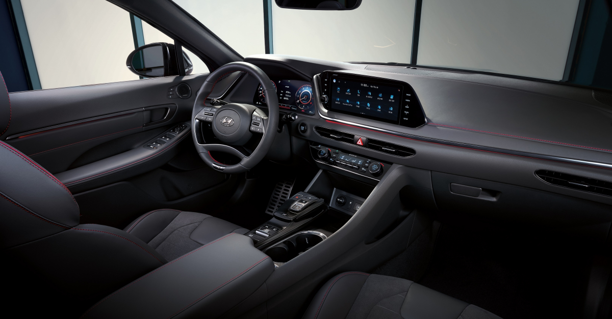 ▲실내에도 다크 그레이와 레드 스티치 포인트를 적용해 N 라인의 역동성을 강조했다.  (사진제공=현대차)