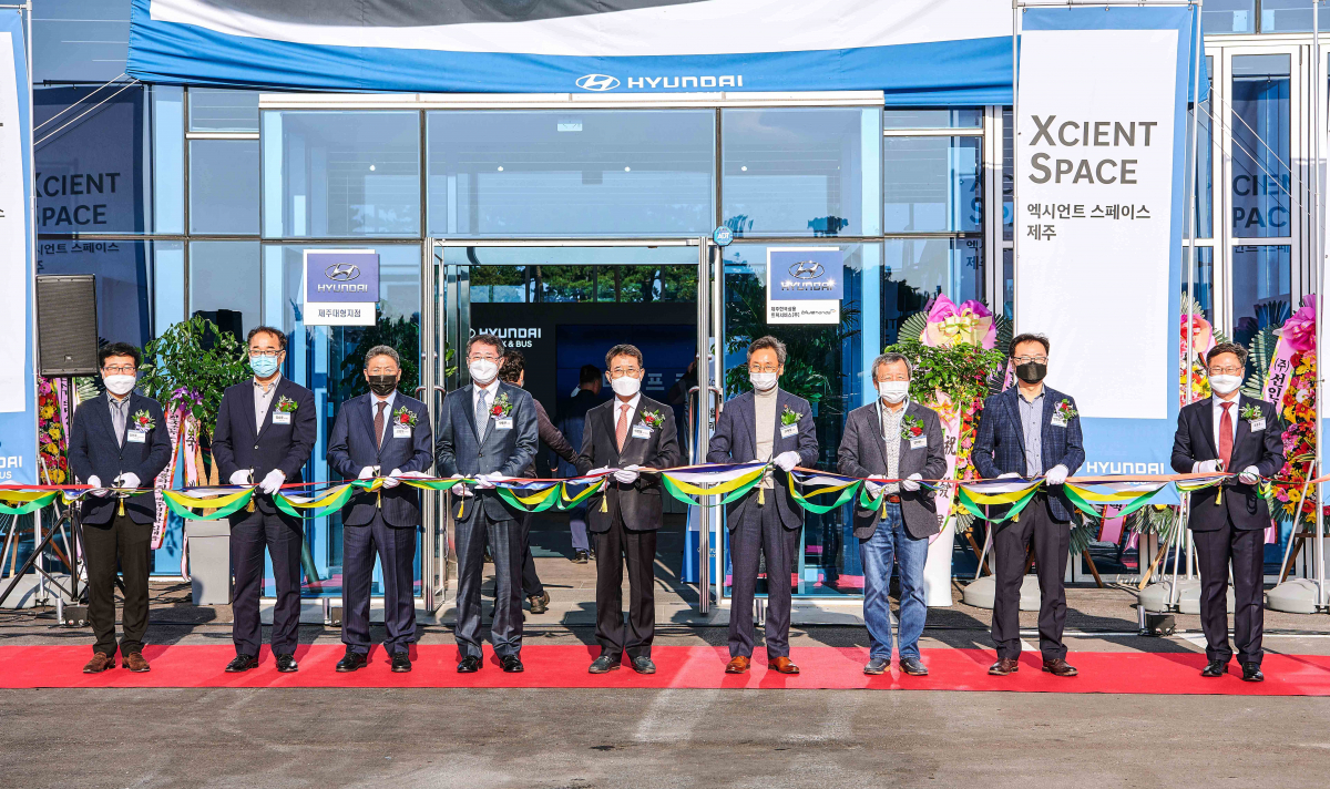 ▲11일 제주시 애월읍 평화로에 있는 ‘엑시언트 스페이스 제주’ 개소식 참가자들이 기념 촬영을 하고 있다. 사진 왼쪽부터 정인옥 현대자동차 상용국내사업부장, 김승준 제주도전세버스조합 이사장, 고영철 화물조합 이사장, 안동우 제주시장, 이인철 상용사업본부장, 고재성 레미콘협회장, 김대환 세계 전기차 협회장, 변민수 버스조합 이사장. (사진제공=현대차)