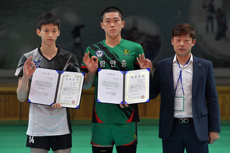 ▲지난 11일 강원 홍천종합체육관에서 진행된 ‘OK금융그룹 읏맨 프로배구단 장학금 전달식’ 후 마윤서 수성고등학교 선수(왼쪽부터), 이수민 함안중학교 선수, 윤여진 OK금융그룹 배구단 코치가 기념 촬영하고 있다. (사진제공=OK금융그룹)