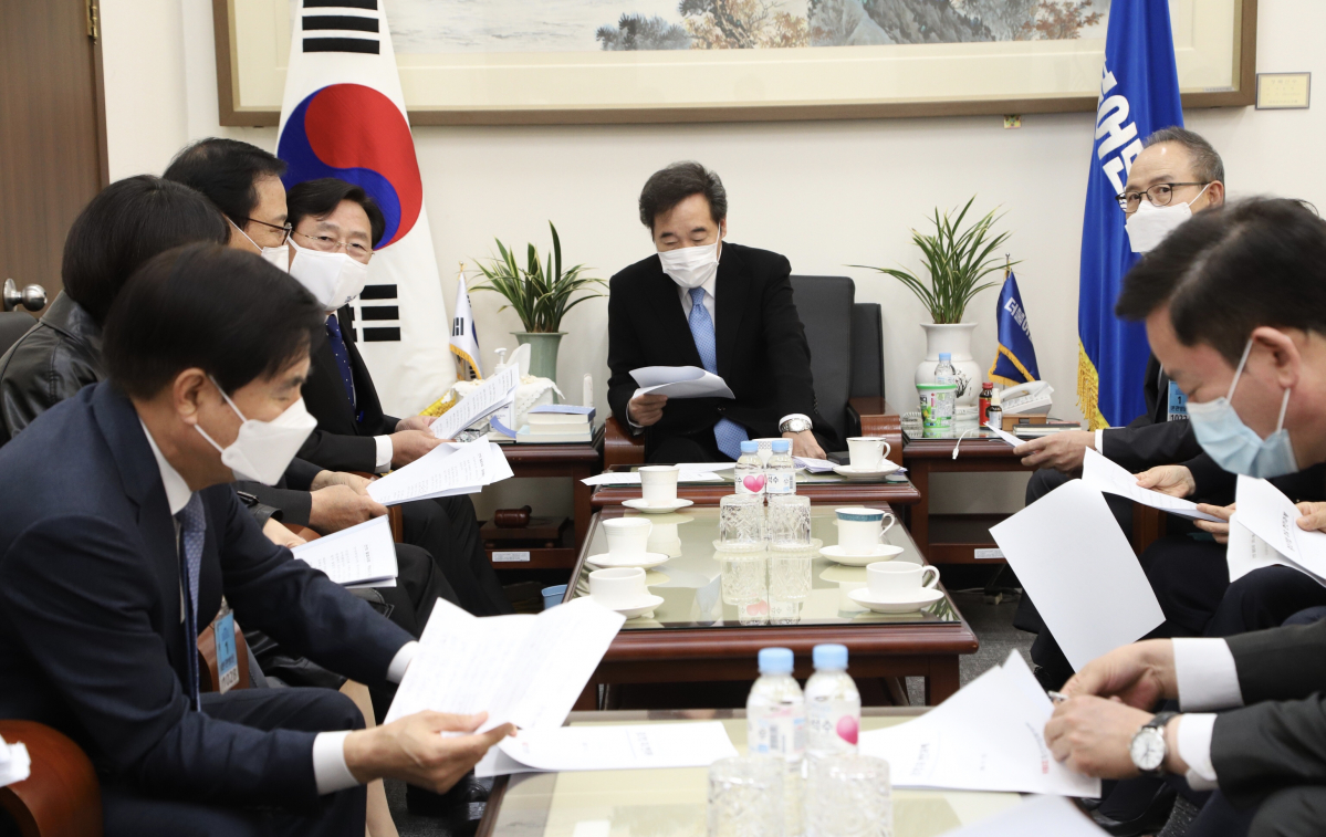 ▲김기문 중소기업중앙회 회장을 비롯해 중소기업 단체장들이 12일 이낙연 더불어민주당 대표를 방문했다. 왼쪽부터 정달홍 대한기계설비건설협회장, 박미경 한국여성벤처협회장, 김영윤 대한전문건설협회장, 김기문 중기중앙회장, 이낙연 더불어민주당 대표, 석용찬 한국경영혁신중소기업협회장, 정윤숙 한국여성경제인협회장, 구재이 세무사, 김임용 소상공인연합회장 직무대행.  (사진제공=중소기업중앙회)