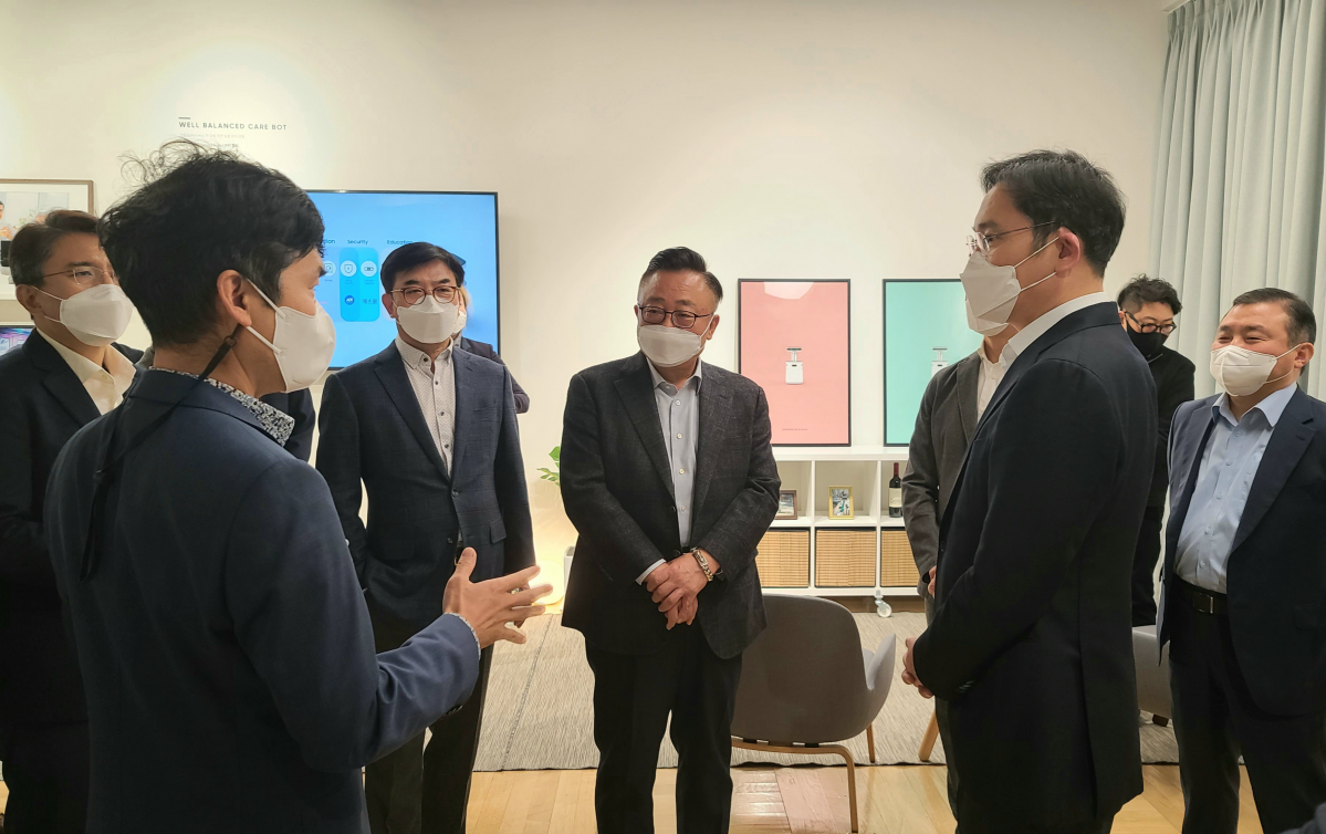 ▲디자인 전략회의에서 경영진과 논의를 하고 있는 이재용 삼성전자 부회장(오른쪽에서 세번째)의 모습 (사진제공=삼성전자)