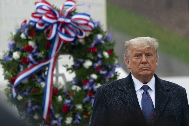 ▲도널드 트럼프 미국 대통령이 11일(현지시간) 버지니아주 알링턴 국립묘지를 참배하고 있다. 알링턴/UPI연합뉴스