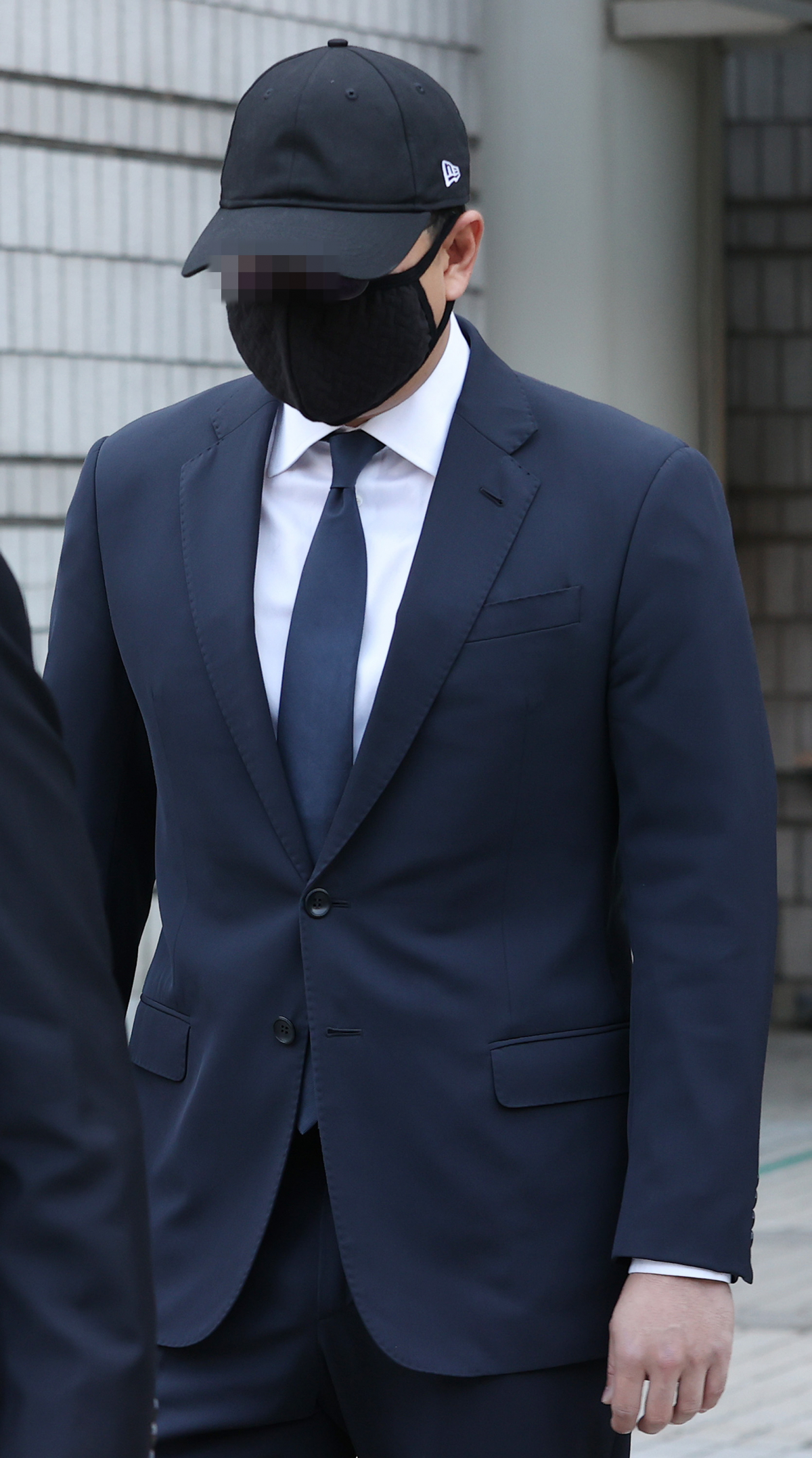 ▲여성의 신체를 촬영해 몰래 유포한 혐의로 재판에 넘겨진 종근당 이장한 회장의 아들 이모 씨가 12일 오전 서울 서초구 중앙지법에서 열린 선고공판을 마친 뒤 법원을 나서고 있다. 법원은 이날 이 씨에게 징역 1년에 집행유예 2년을 선고했다. (연합뉴스)