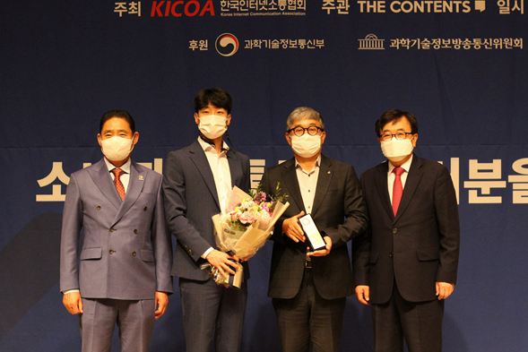 ▲대우건설은 지난 11일 서울 중구 프레스센터에서 열린 「제13회 대한민국소통어워즈」에서 건설/아파트브랜드 부문 인터넷소통대상·소셜미디어대상을 수상했다.