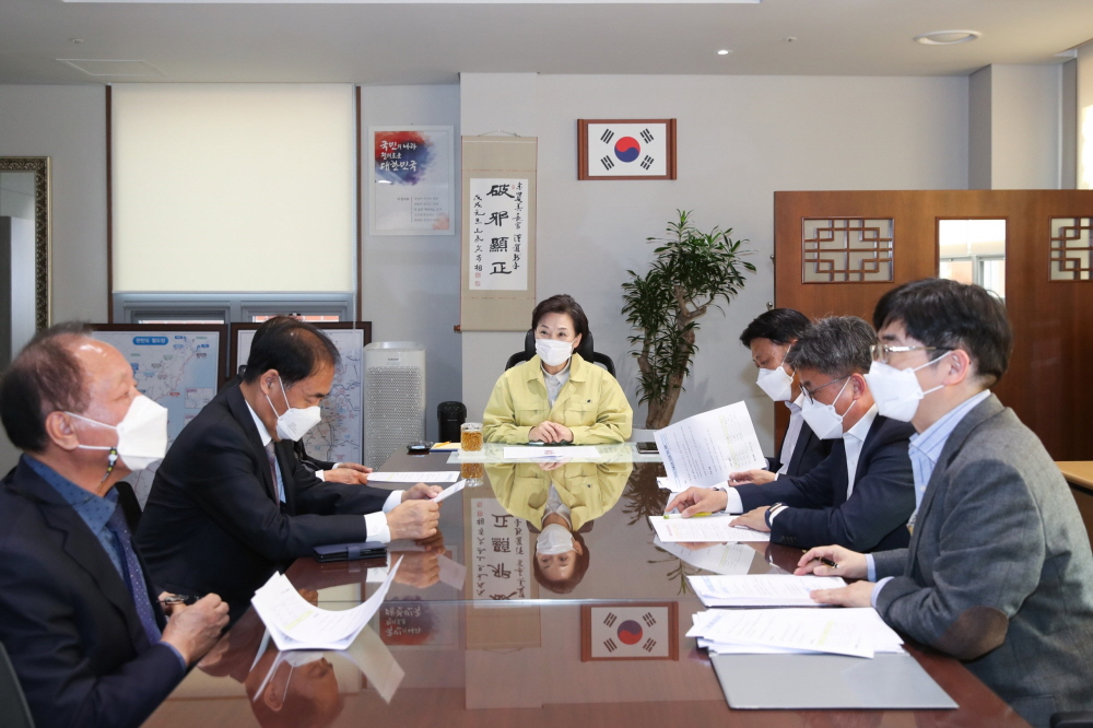 ▲김현미 국토교통부 장관이 11월 12일 서울 국토발전전시관에서 화물운송사업자단체장들과 간담회를 하고 있다. (사진제공=국토교통부)