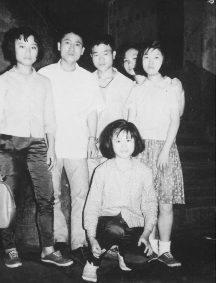 ▲전태일이 평화시장에서 시다로 갓 취직했을 때 동료 시다, 미싱보조들과 함께 찍은 사진. 뒷줄 왼쪽에서 세 번째가 전태일이다.   사진출처 전태일재단 홈페이지
