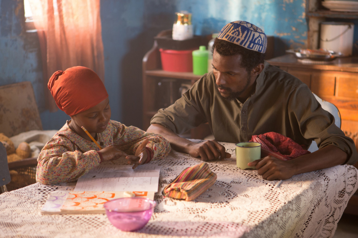 ▲알리아는 이슬람 극단주의자들이 사는 반군 지역에 살지만, 개방적인 아버지의 덕분에 공부도 하고 사람들의 눈을 피해 여자아이에게 허락되지 않는 놀이도 한다. (출처=영화 '아이 인 더 스카이' 스틸컷)