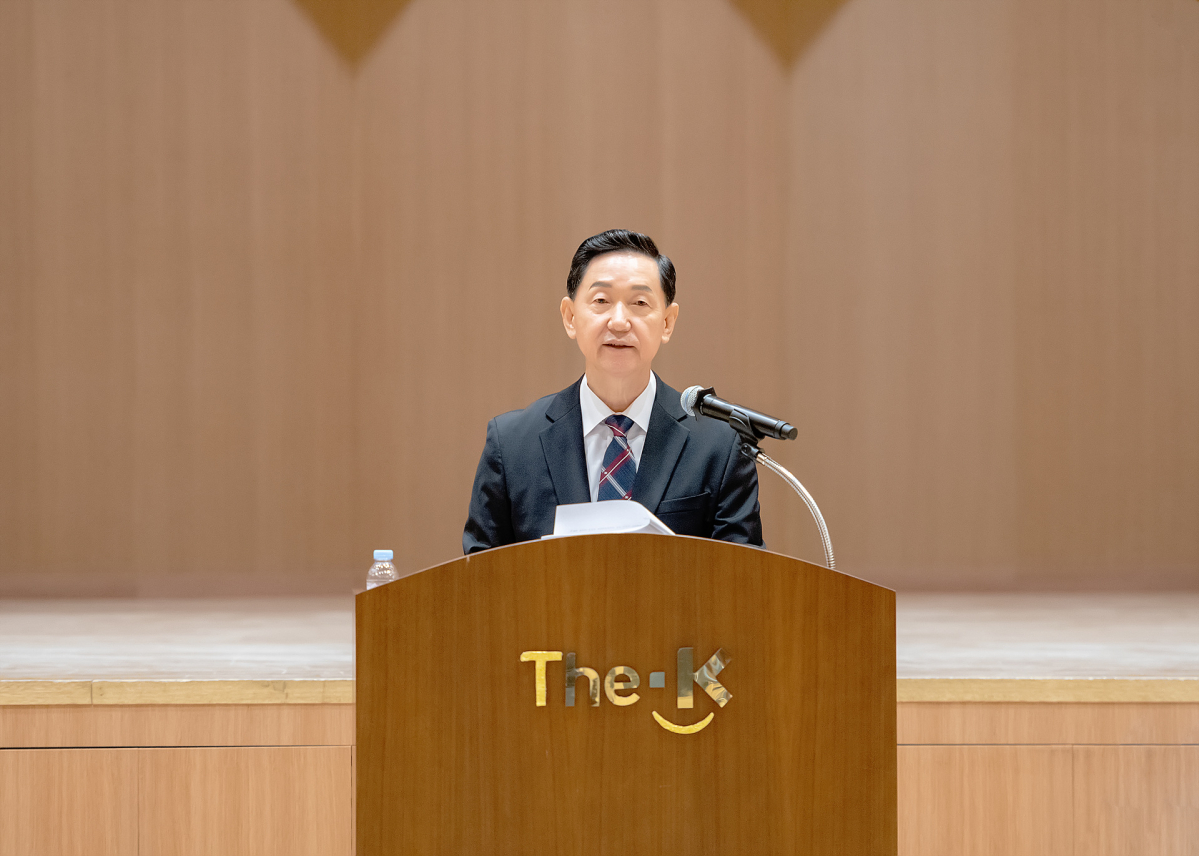 ▲한국교직원공제회 김상곤 이사장이 12일 여의도 본사 The-K타워에서 신임사를 하고 있다. 