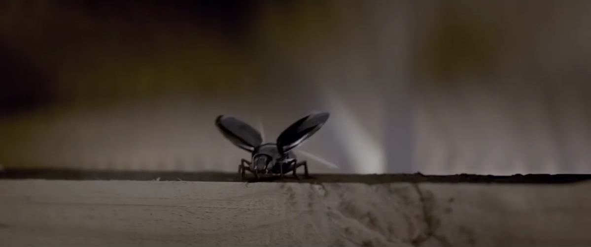 ▲영화에서 등장하는 딱정벌레 드론. 매우 작은 크기로 적의 눈을 피해 은신처 내부를 촬영하고 자살 폭탄 계획을 목격한다. (출처=아이 인 더 스카이' 트레일러 캡처)