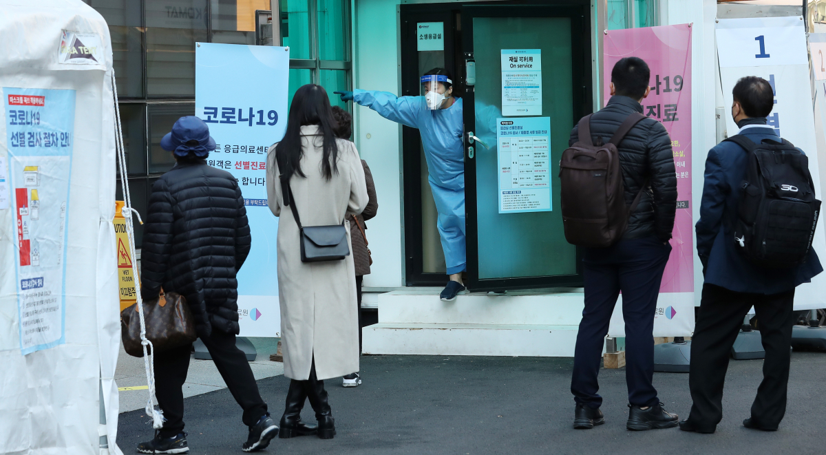 ▲서울 중구 국립중앙의료원 코로나19 선별진료소에서 시민들이 검사를 기다리고 있다. (뉴시스)