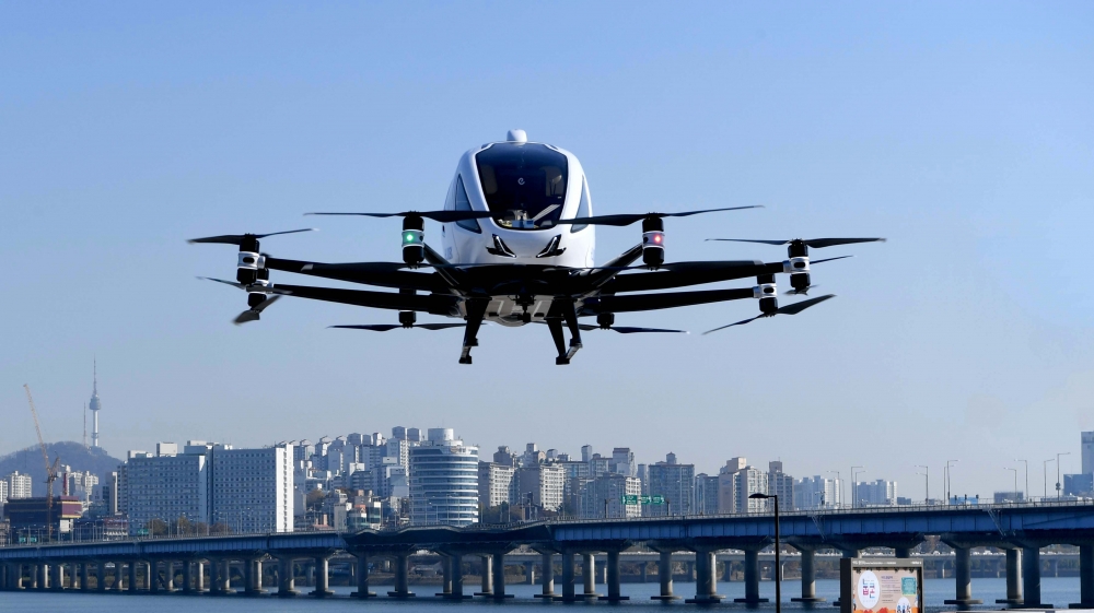 ▲11일 서울 영등포구 여의도한강공원 물빛무대에서 ‘도시, 하늘을 열다’를 주제로 열린 도심항공교통 서울실증 행사에서 드론 택시가 시범비행을 하고 있다. (신태현 기자 holjjak@)