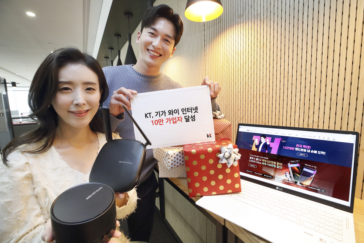 ▲KT 모델들이 ‘기가 와이파이 버디(Buddy)’와 가정용 와이파이 공유기 ‘기가 와이파이 홈 에이엑스(ax)’를 들고 기가와이 인터넷 10만 가입자 달성을 홍보하고 있다. (사진제공=KT)