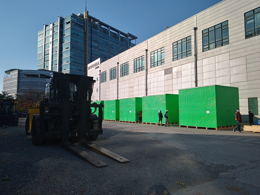 ▲인베니아 직원들이 중국 면양에 위치한 HKC(Mianyang HKC Optoelectronics Technology Co.,Ltd.)에 드라이 에처(Dry Etcher, 건식식각장비)를 납품을 위한 패키징을 진행하고 있다. (사진=인베니아)