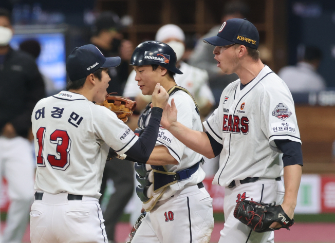 ▲13일 서울 고척스카이돔에서 열린 2020 KBO 프로야구 포스트시즌 플레이오프 4차전에서 kt위즈를 상대로 승리한 두산 선수들이 기뻐하고 있다. (연합뉴스)