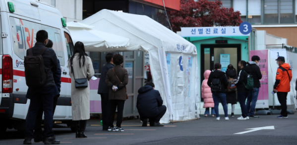 ▲11일 오전 서울 중구 국립중앙의료원 코로나19 선별진료소에서 시민들이 검사를 기다리고 있다. (뉴시스)