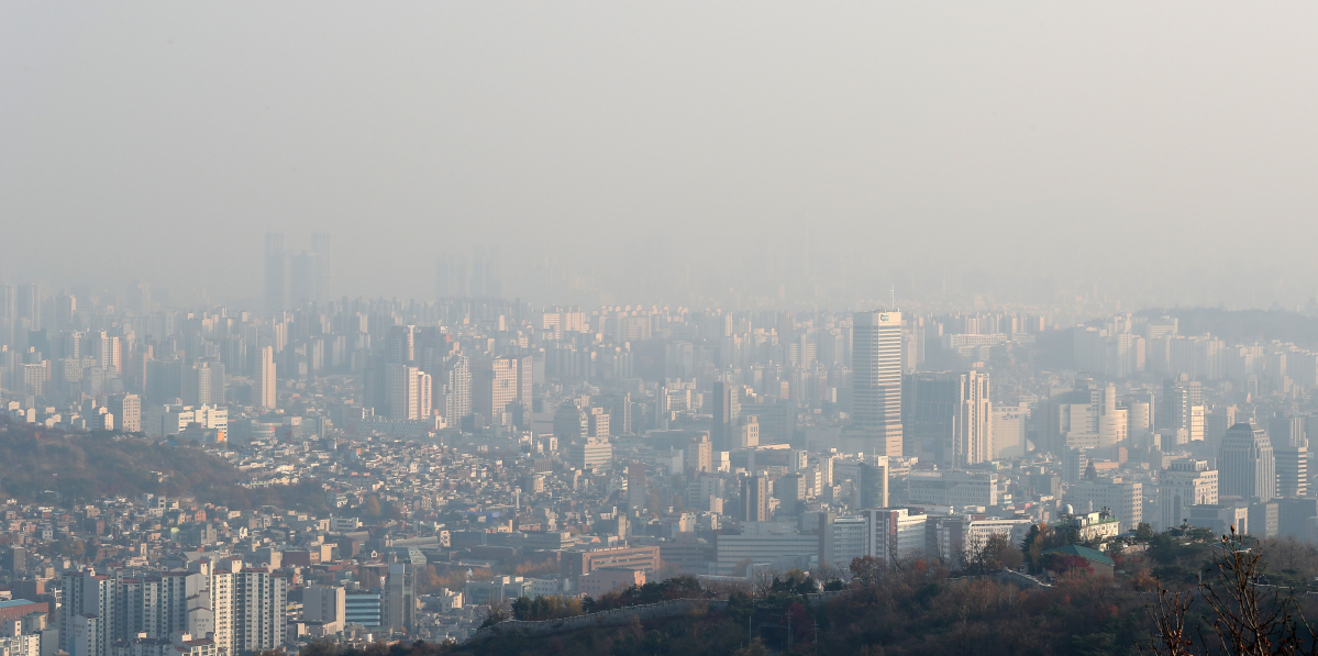 ▲13일 오후 서울 종로구 북악산 일대에서 바라본 도심이 뿌였다. 이날 초미세먼지 농도는 ‘나쁨’을 기록했다. (뉴시스)