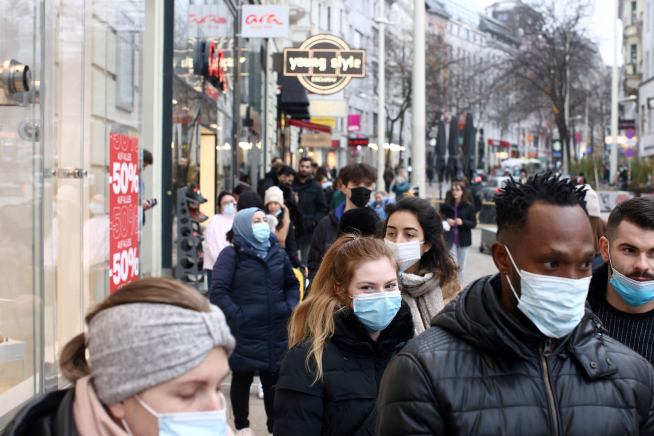 ▲오스트리아 빈에서 14일(현지시간) 시민들이 상점 밖에 마스크를 쓴 채 줄을 서고 있다. 오스트리아 정부는 17일부터 3주간 봉쇄 조치를 시행하겠다고 밝혔다. 빈/로이터연합뉴스