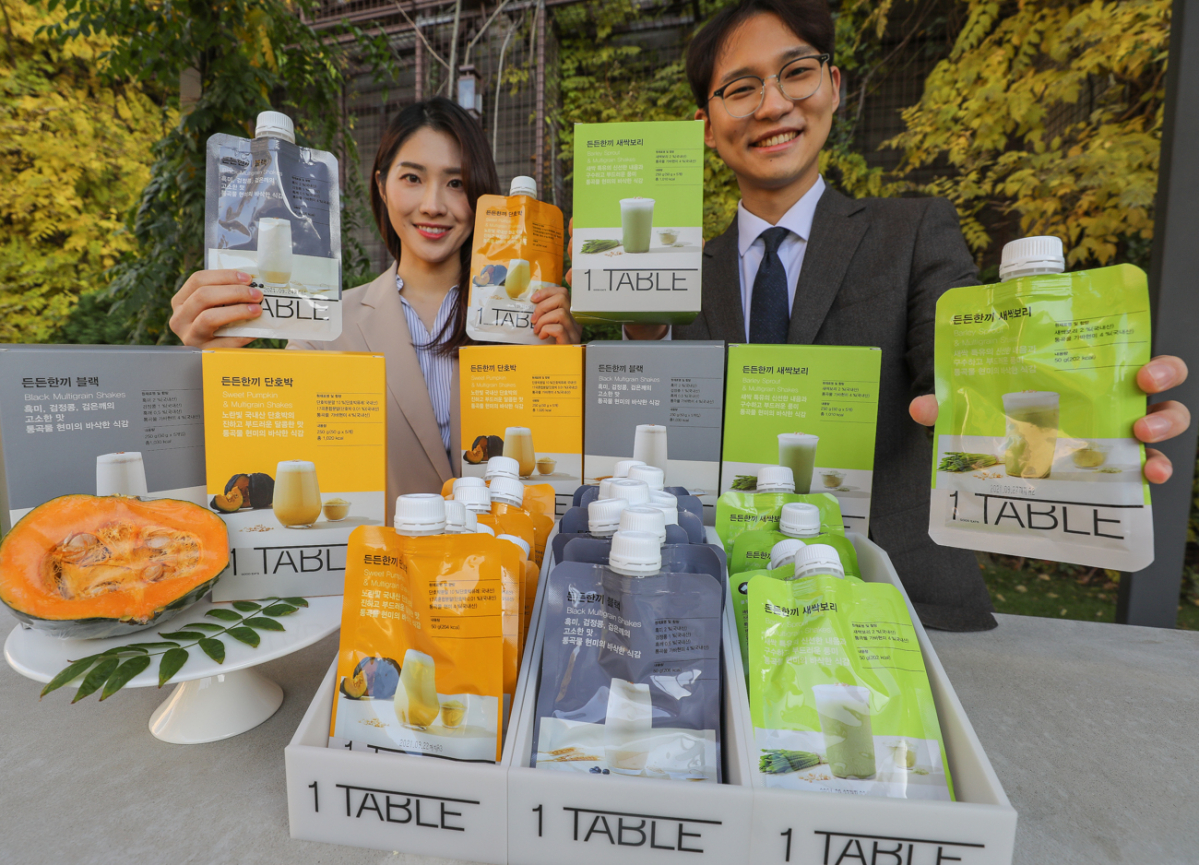 ▲15일 현대백화점 무역센터점에서 모델들이 프리미엄 가정 간편식(HMR) ‘원테이블’이 새롭게 선보인 '든든한끼' 3종을 소개하고 있다. (사진제공=현대백화점)