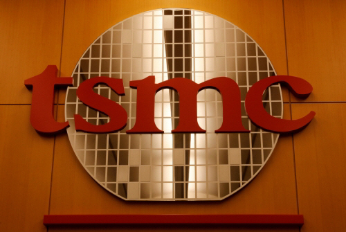 ▲대만 신주에 있는 TSMC 본사 외벽에 로고가 붙어있다. TSMC는 13일 대만 내 직원 5만 명의 고정급을 20% 인상하겠다고 밝혔다. 신주/로이터연합뉴스