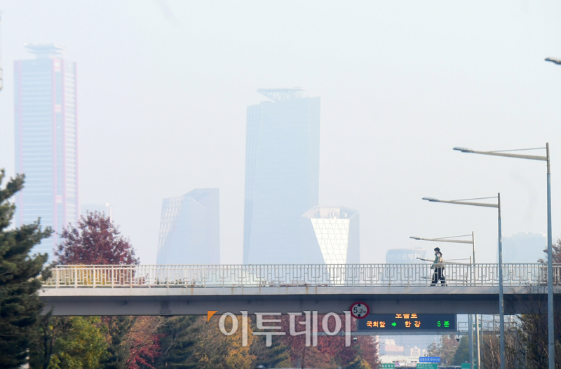 ▲서울에 올가을 들어 첫 초미세먼지주의보가 내려진 15일 서울 여의도 도심이 뿌옇다. 기상청은 중국·북한 등 국외에서 유입된 미세먼지가 국내 대기 정체로 축척돼 18일 이후부터 전국의 초미세먼지 농도가 다시 '낮음' 수준일 것으로 예보했다. (고이란 기자 photoeran@)