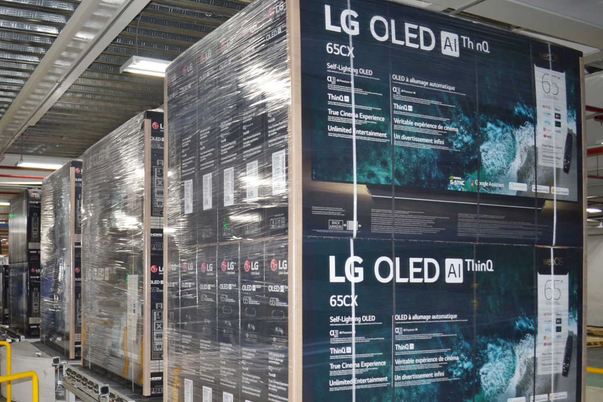 ▲LG전자가 블랙프라이데이 등 연말 성수기를 앞두고 북미 시장의 TV 수요 확대에 대응하기 위해 TV 생산라인을 풀 가동하고 있다. LG전자는 북미 시장에 공급하는 TV를 멕시코 레이노사 공장에서 생산하는데, 이 공장은 지난해보다 1달 가량 빠른 7월부터 주·야간 2부제 생산 체제에 들어갔으며, 최근 들어 생산량을 지난해보다 30% 늘려 가동하고 있다. LG전자 멕시코 레이노사(Reynosa)에서 생산된 LG 올레드 TV(모델명 65CX)가 출하를 앞두고 있다. (사진제공=LG전자)
