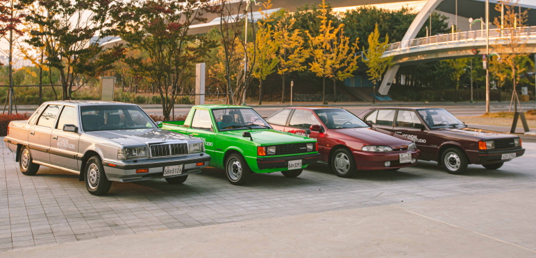 ▲오늘날 현대차의 근간이 된 1세대 그랜저, 포니2 픽업, 스쿠프, 포니2 세단 등이 마련돼 있다. (사진제공=현대차)