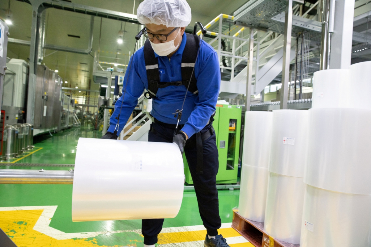 ▲웨어러블 로봇을 착용한 근로자 (제주도개발공사)