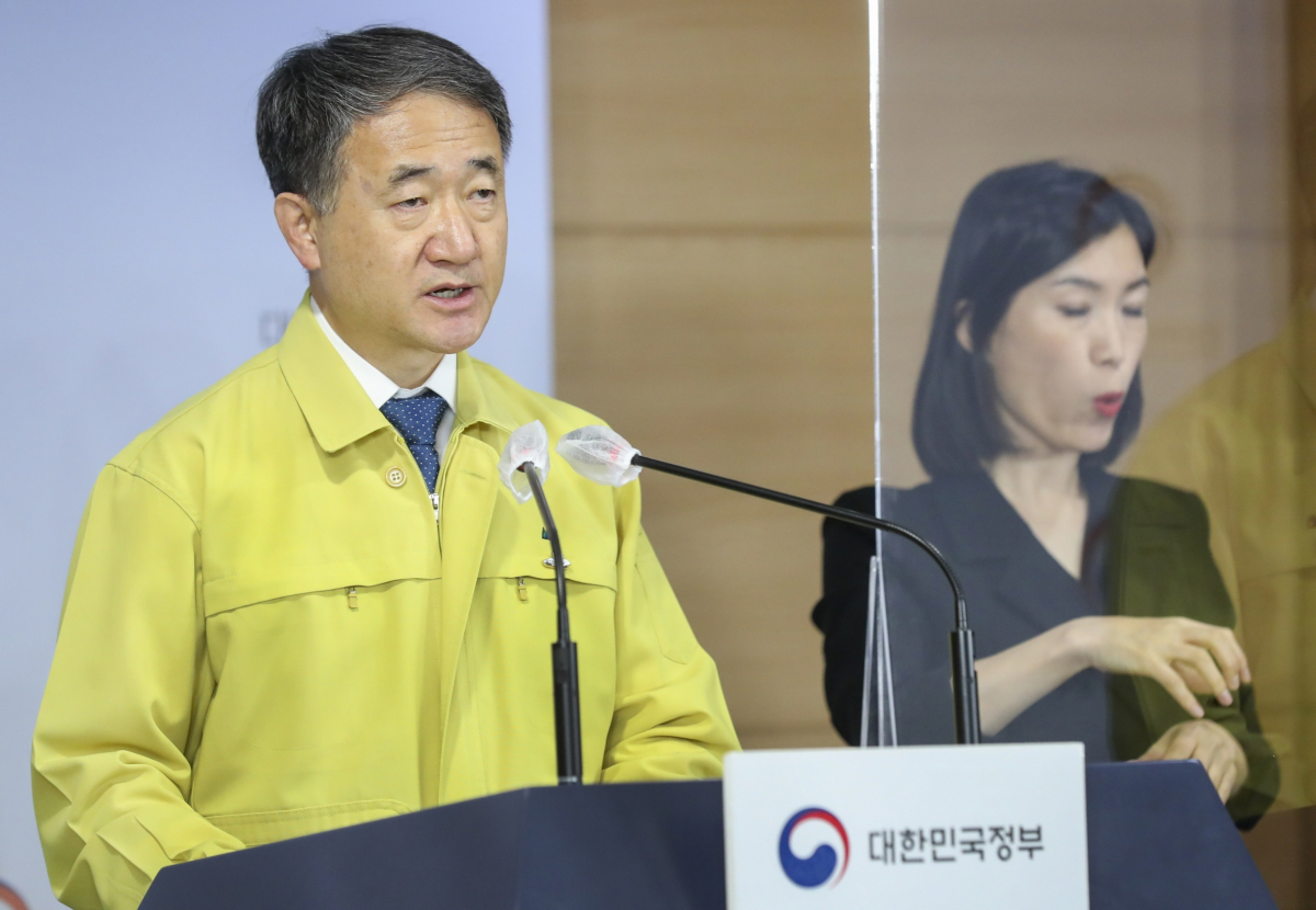 ▲박능후 신종 코로나바이러스 감염증(코로나19) 중앙재난안전대책본부(중대본) 1차장(보건복지부 장관)이 17일 정부서울청사에서 중대본 회의 결과를 발표하고 있다. (사진제공=보건복지부)