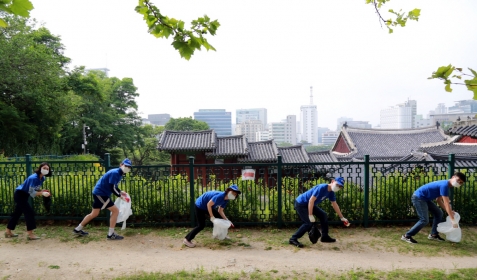 ▲한국씨티은행 임직원들이 줍깅 활동을 하고 있다.
