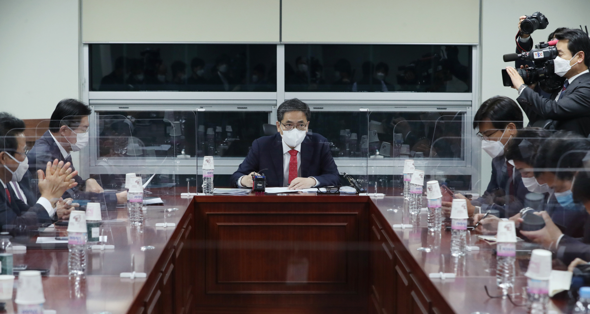 ▲곽상도 국민의힘 의원 등 대구경북 지역구 의원들이 17일 오후 서울 여의도 국회의원회관에서 김해신공항 백지화 관련 간담회를 하고 있다. (연합뉴스)