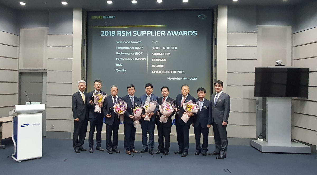 ▲르노삼성자동차가 2019년 한 해 동안 연구개발과 생산에 기여한 우수 협력사를 대상으로 ‘2019 올해의 협력사(2019 Best Supplier of the Year)’ 시상식을 개최했다. 좌측부터 르노삼성자동차 구매본부장 황갑식, 제일전자공업 대표 강남욱, 에스피엘 대표 양수석, 신대림정밀공업 대표 김한진, 유일고무 대표 남영, 더블유원 대표 한재석, 은산해운항공 대표 양재생, 르노삼성자동차협력업체협의회(RSSA) 회장 나기원, 르노삼성자동차협력업체협의회(RSSA) 수석부회장 류동엽. (사진제공=르노삼성)