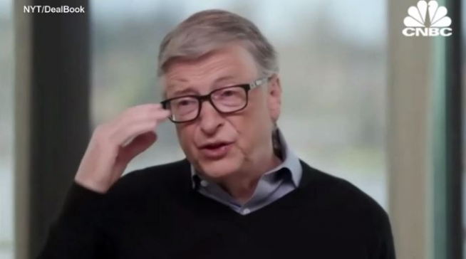 ▲빌 게이츠 마이크로소프트(MS) 창립자가 17일(현지시간) 뉴욕타임스(NYT)가 진행한 화상 딜북콘퍼런스에 참석해 발언하고 있다. 이날 콘퍼런스에는 손정의 소프트뱅크 회장과 앨버트 불라 화이자 최고경영자(CEO) 등이 참석해 신종 코로나바이러스 감염증(코로나19) 위기와 그 이후에 대해 논했다. 출처 CNBC방송