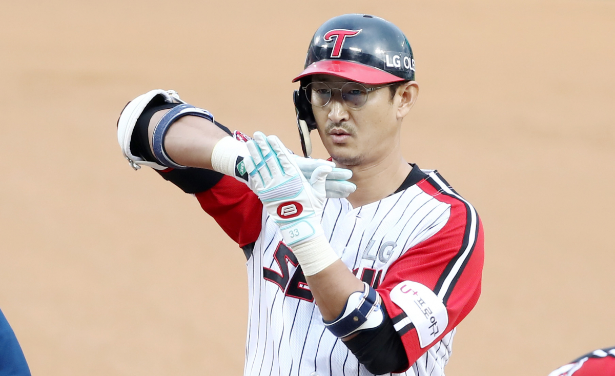 ▲2020 신한은행 SOL KBO리그 LG 트윈스 대 NC 다이노스의 경기, 8회말 대타로 나선 박용택이 안타를 치고 1루에서 세리머니를 하고 있다. 뉴시스